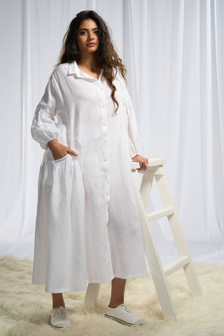 Elegant white maxi dress with oversized flair 