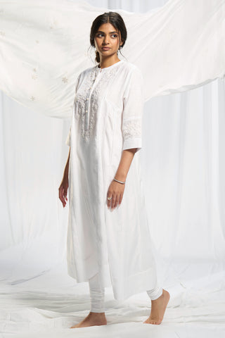 White Kali Dar linen kurta with floral embroidery